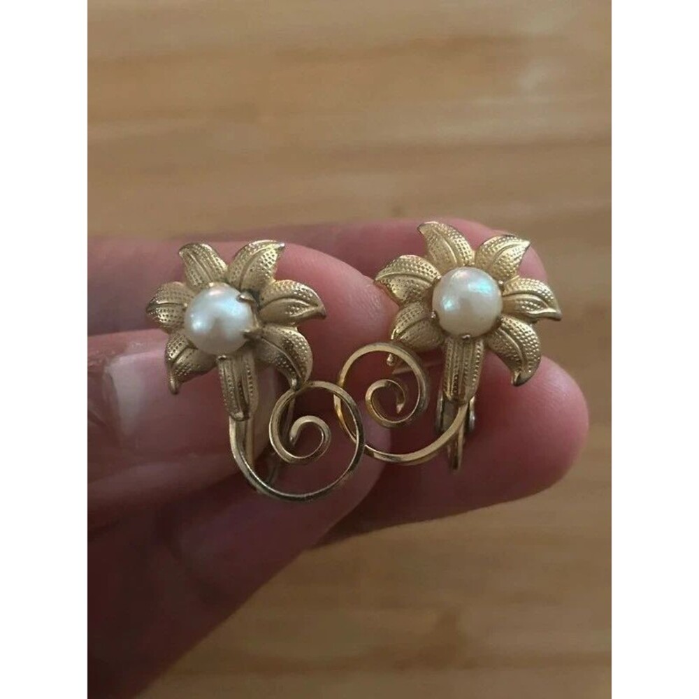 Vintage Gold-Tone Star Flower Faux Pearl Clip-On Earrings